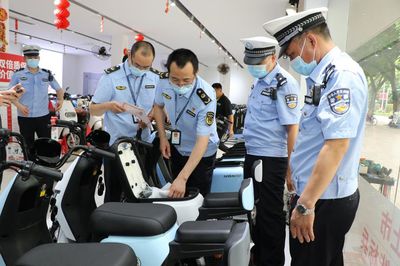突擊檢查！廣西梧州市市場(chǎng)監(jiān)管局聯(lián)合交警開(kāi)展電動(dòng)自行車(chē)銷(xiāo)售管理專(zhuān)項(xiàng)行動(dòng)