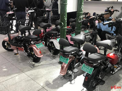 買(mǎi)了車(chē)就能上路 成都全國(guó)首創(chuàng)電動(dòng)自行車(chē)“帶牌銷(xiāo)售”新政解讀